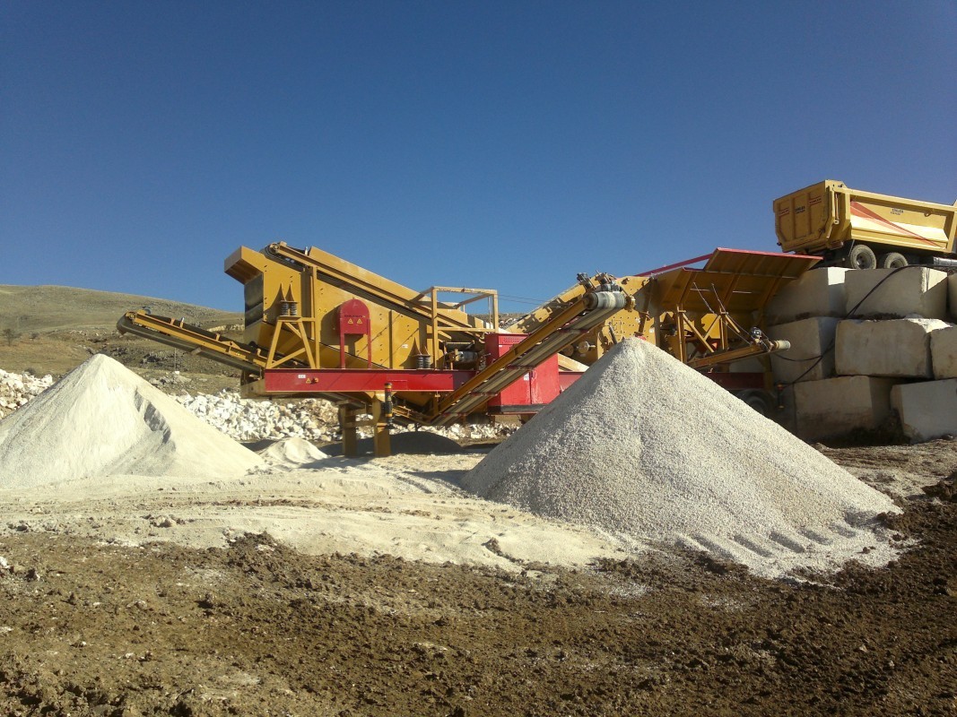 Mobile crusher with a capacity of 200 tons per hour