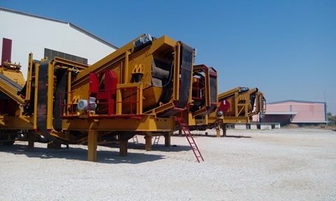 Mobile crusher with a capacity of 250 tons per hour