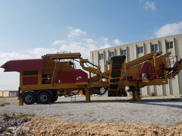 Mobile crusher with a capacity of 100 tons per hour