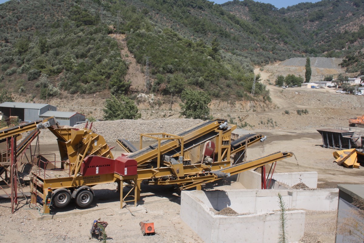 Mobile crusher with a capacity of 175 tons per hour