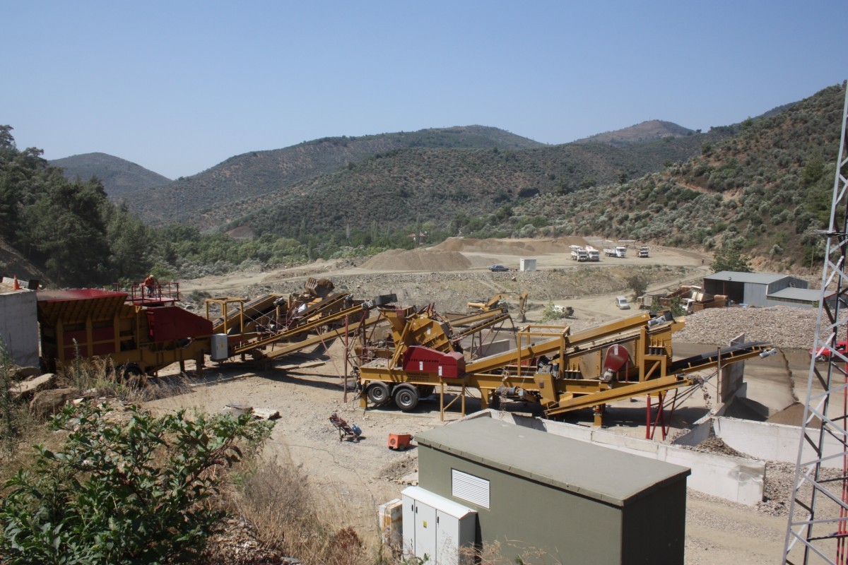 Mobile crusher with a capacity of 225 tons per hour