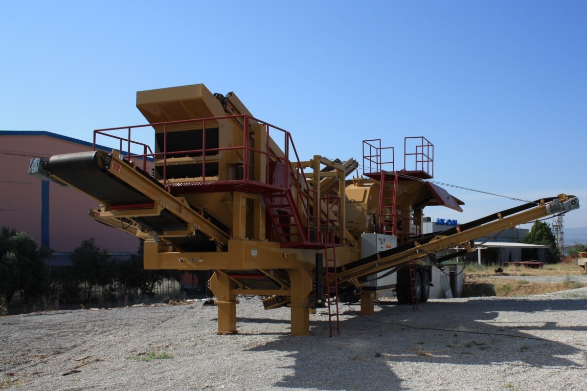 Mobile crushing and screening plant with a capacity of 100 tons/hour