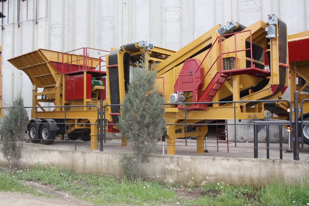 Mobile crushing and screening plant with a capacity of 150-200 tons/hour