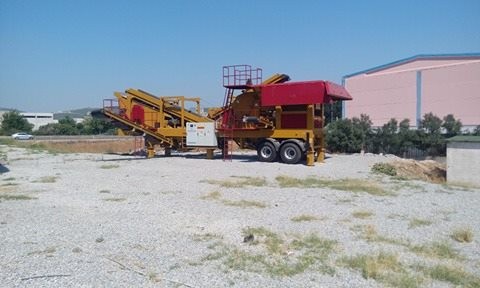 Mobile crusher with a capacity of 100-200 tons per hour