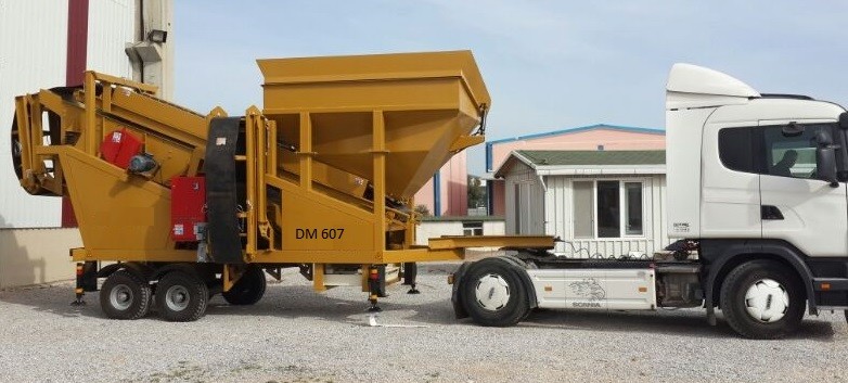 Mobile crusher with a capacity of 200-250 tons per hour