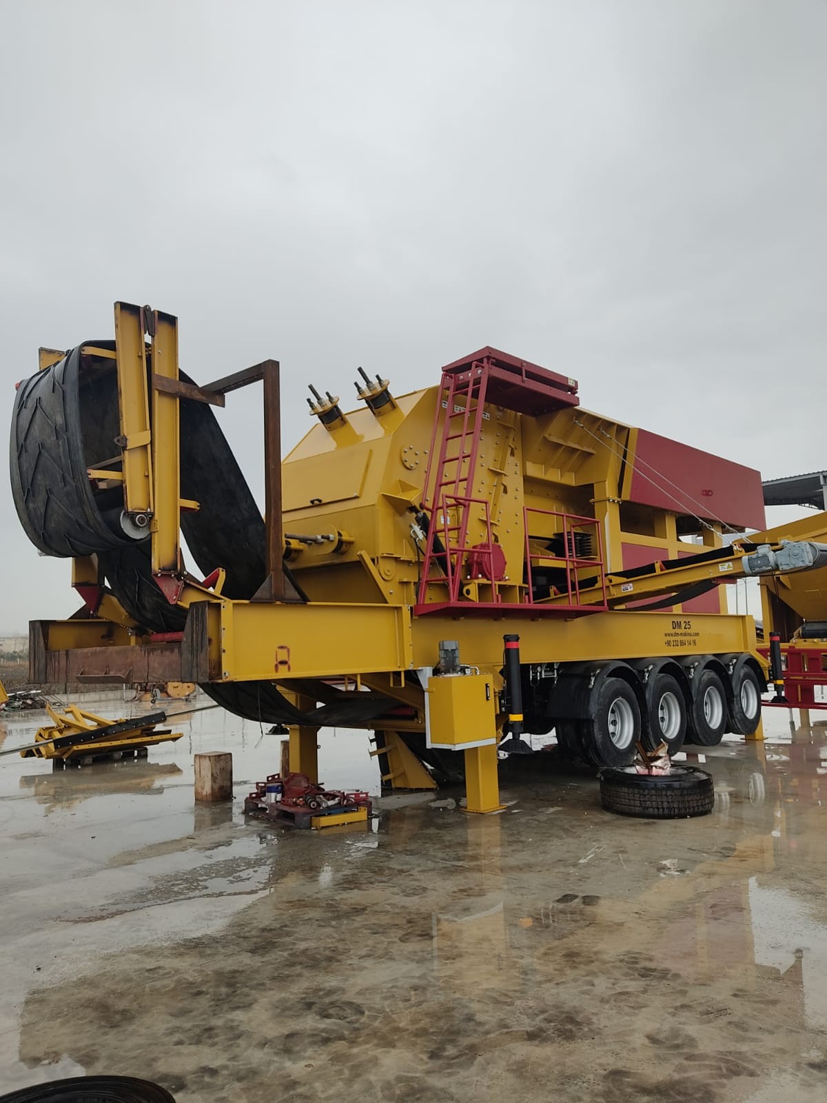 Mobile crusher with a capacity of 100-200 tons per hour